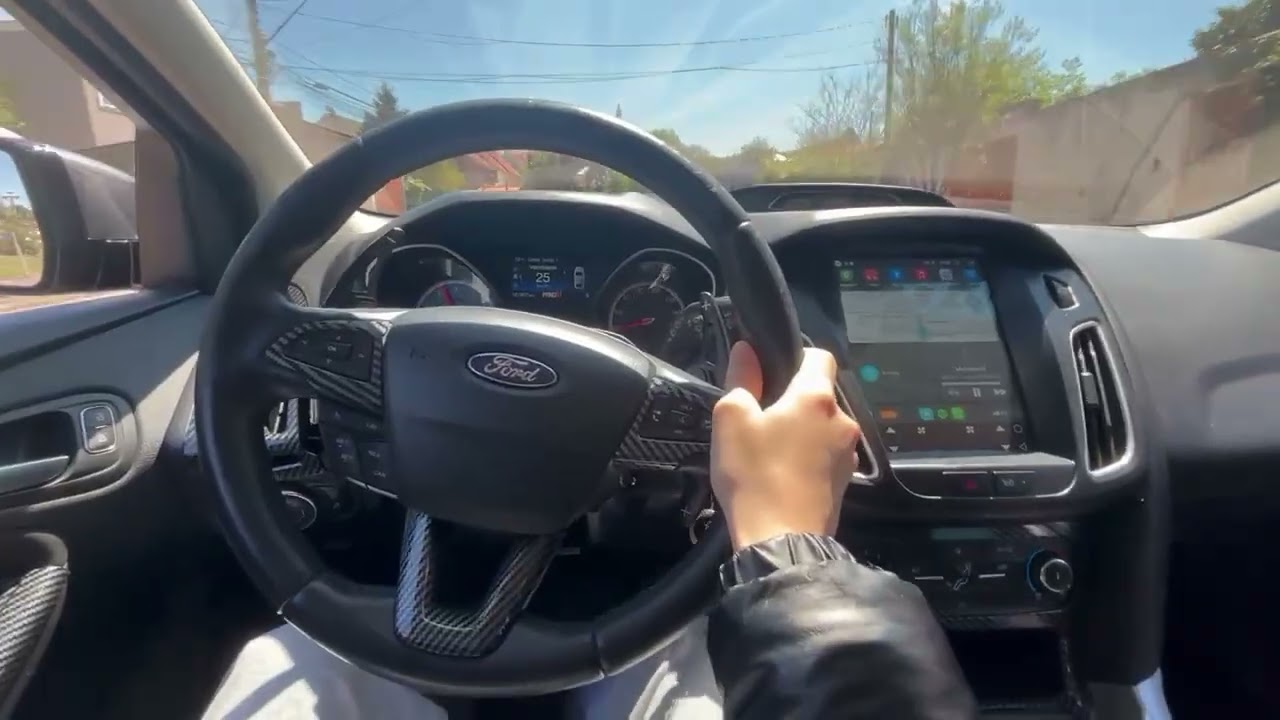 (POV) Rolê rápido de Ford Focus com escapamento esportivo