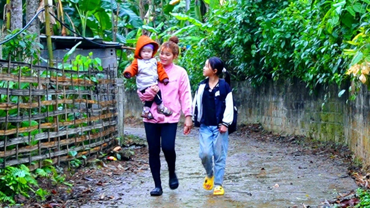 Single mother takes her children to school after many days of trying to make - Housing renovation