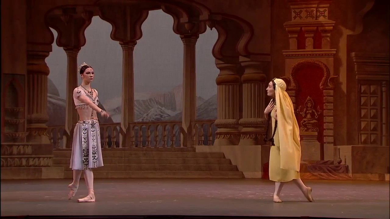 Maria Alexandrova (Gamzatti) and Svetlana Zakharova (Nikya)
