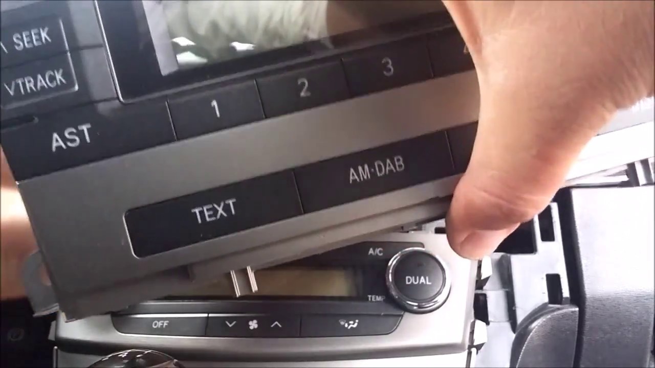 Toyota avensis t27 teyp sökme. Toyota avensis radio removal