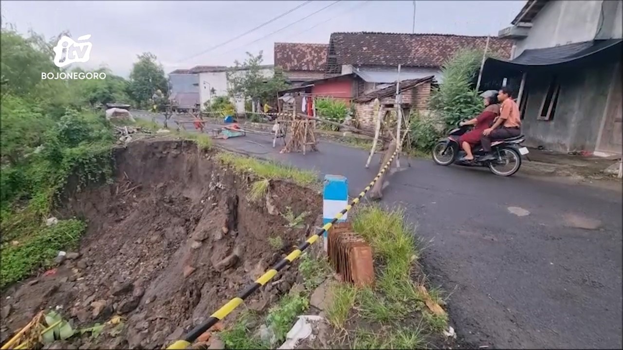 Jalan Sisi Sungai Longsor Ancam Rumah Warga