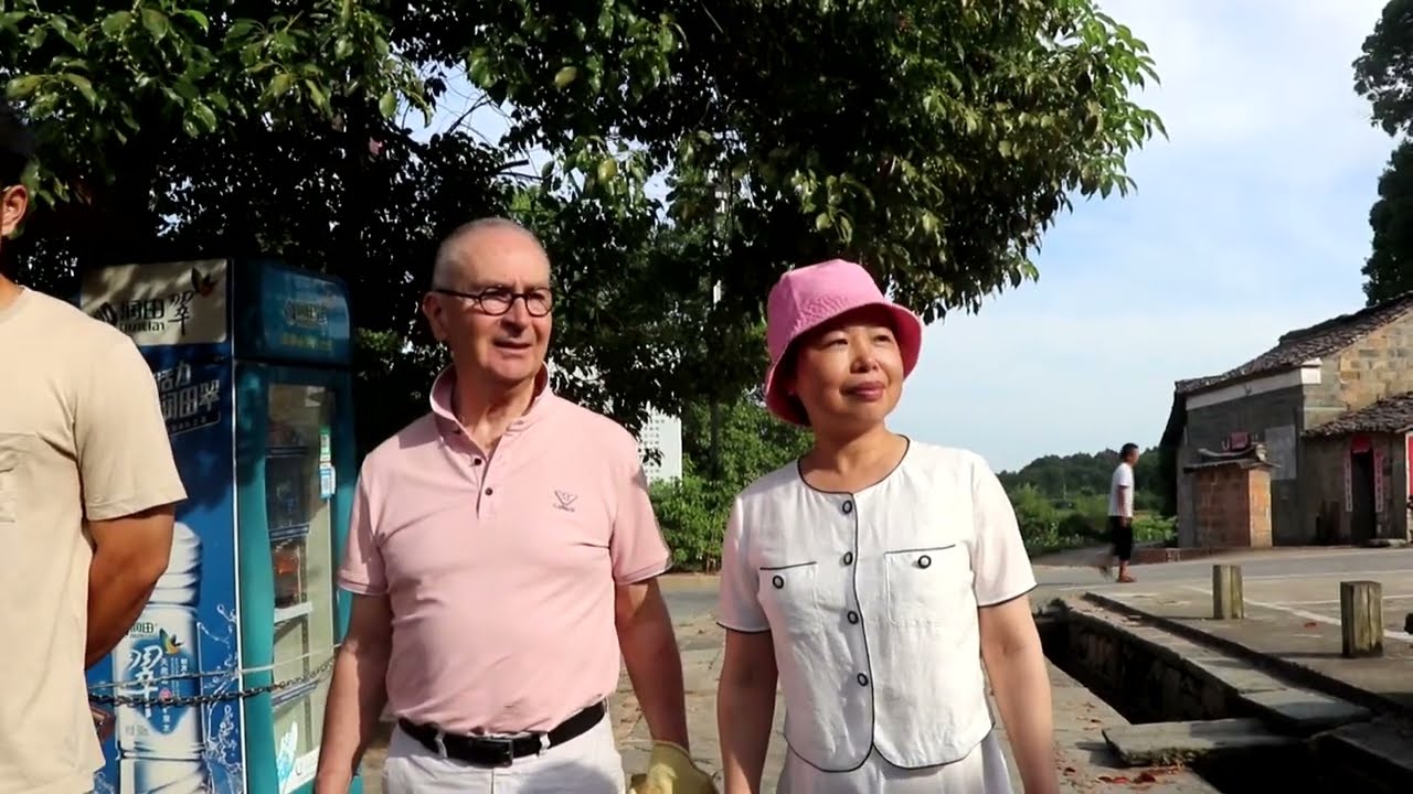 TV news about  Irish musician Jimmy MacCarthy in the hometown of his wife 陈秋梅  Annie  MacCarthy