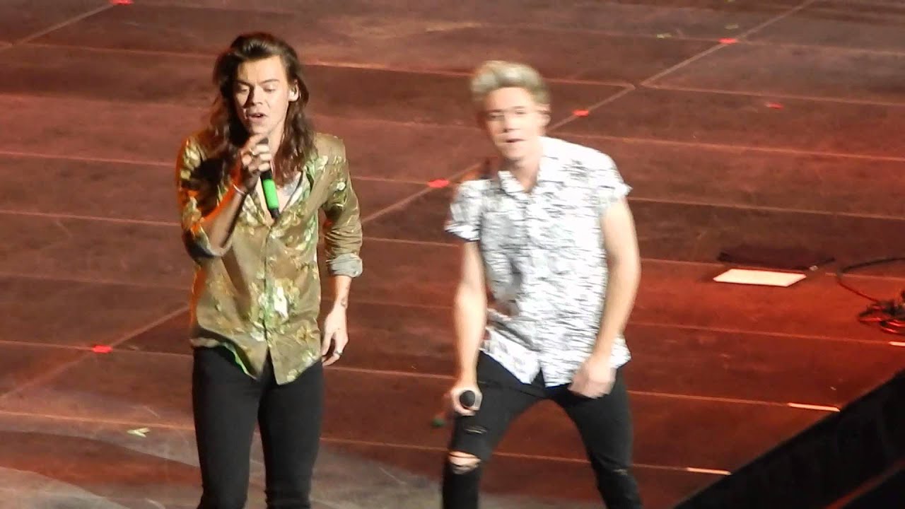 What Makes You Beautiful - One Direction (Triple Ho Show 2015)