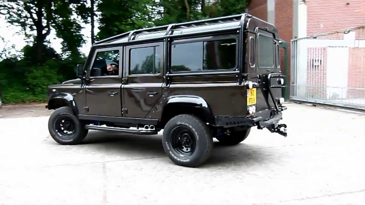 Land Rover Defender 110 met 6.5 Chevrolet V8 Diesel - Maatwerk dubbel RVS uitlaatsysteem