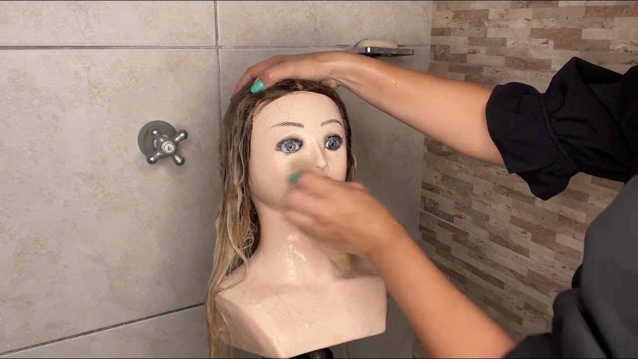 Como lavar o cabelo da boneca de treinar penteado