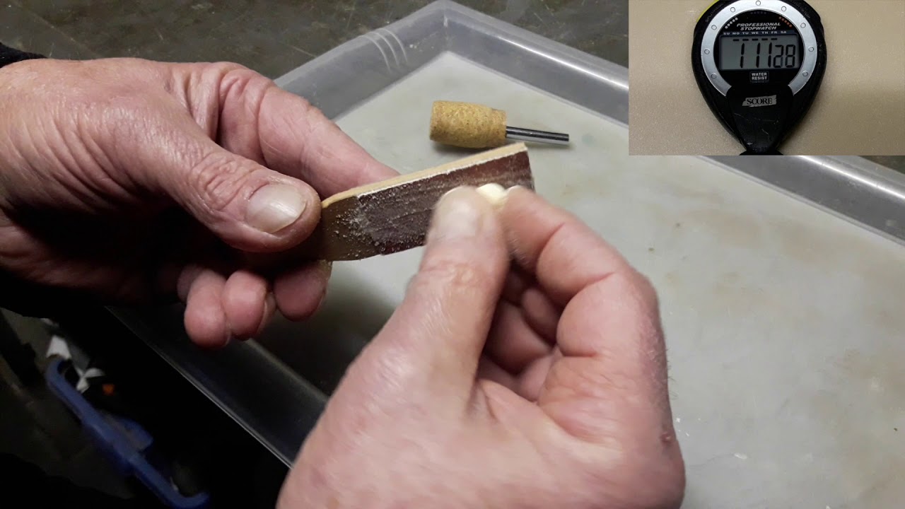 Fabrication d'une balle de golf pour jouer à TEE SHOT, le golf d'intérieur.
