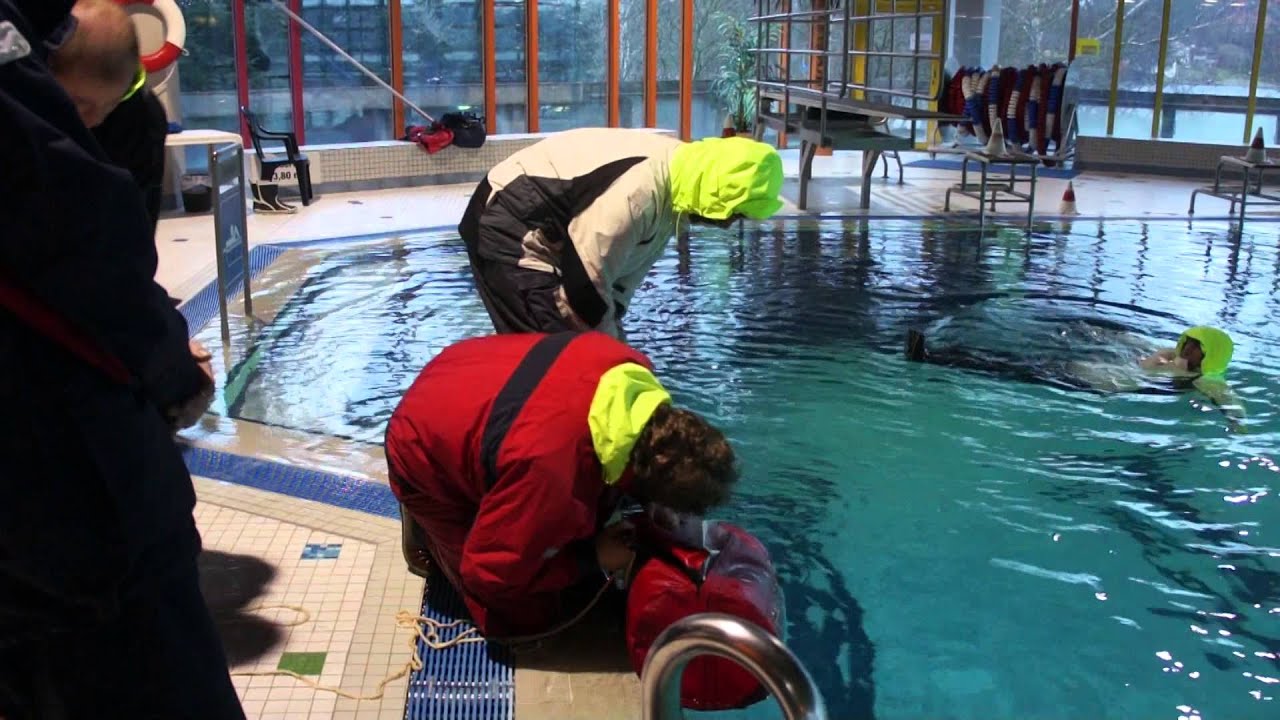 H3 ISAF Training: Auslösen einer fast 20 Jahre nicht gewarteten Rettungsinsel