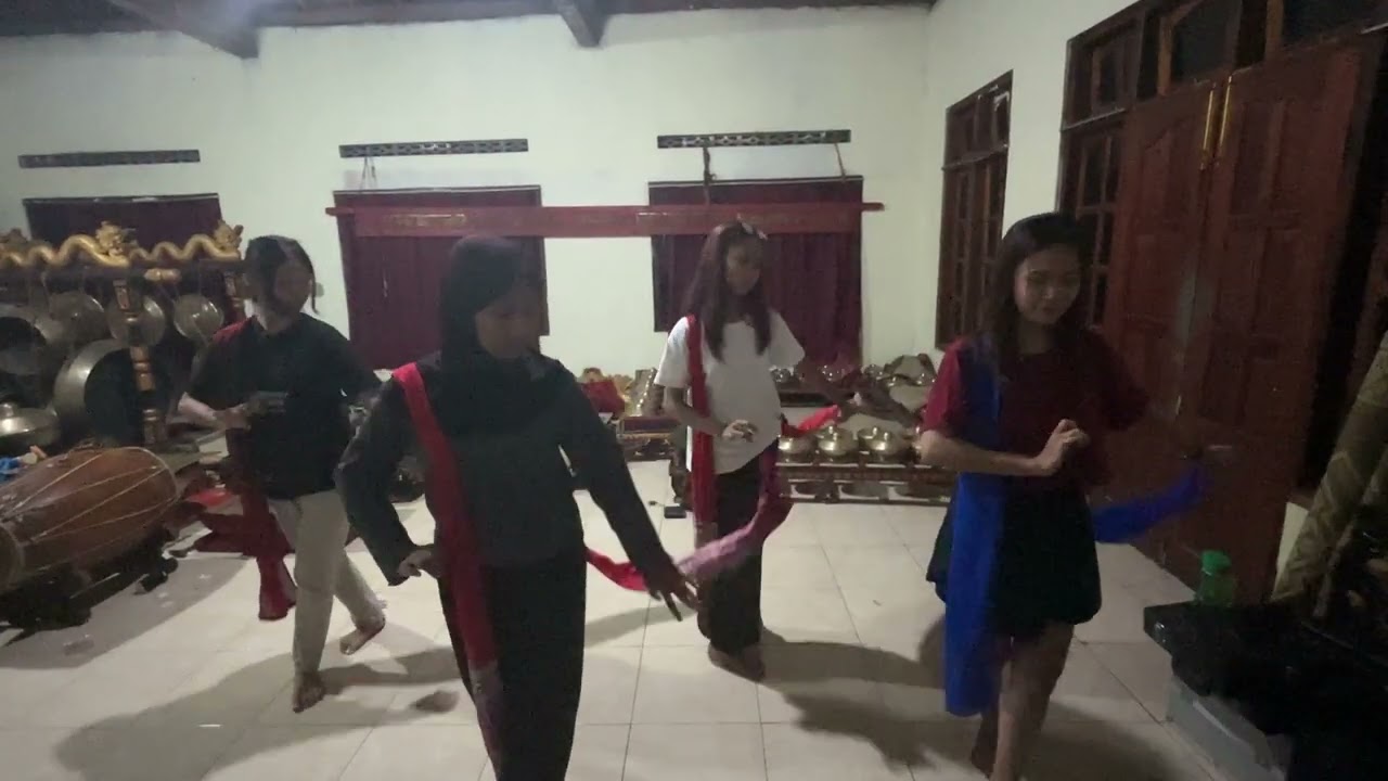 Kelas Madya Sabet tari Gambyong Sangga Brahmaninten
