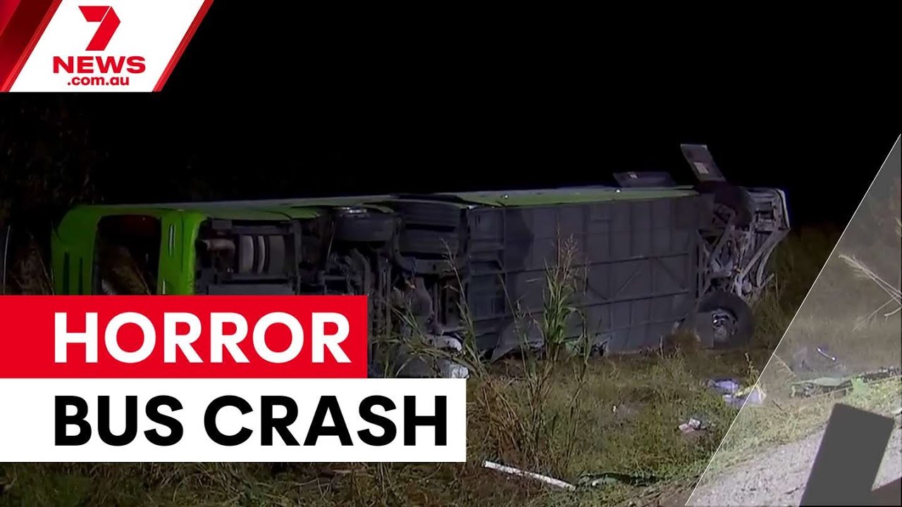 В результате смертельной аварии автобуса на шоссе Брюс погиб один человек | 7NEWS