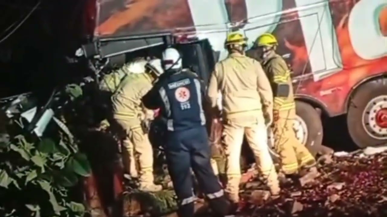 ACIDENTE ENVOLVENDO ÔNIBUS DA BANDA PLANETA SOM EM PATO BRANCO ACOMPANHE A MATÉRIA