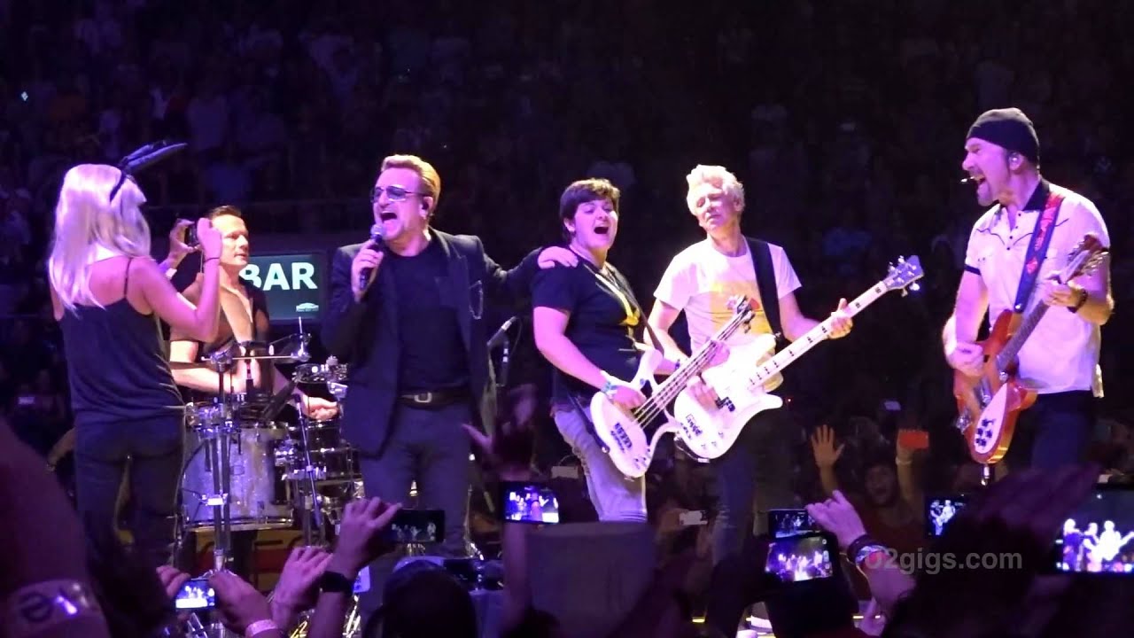 U2 Barcelona Desire w/ Penélope Cruz 2015-10-10 - U2gigs.com