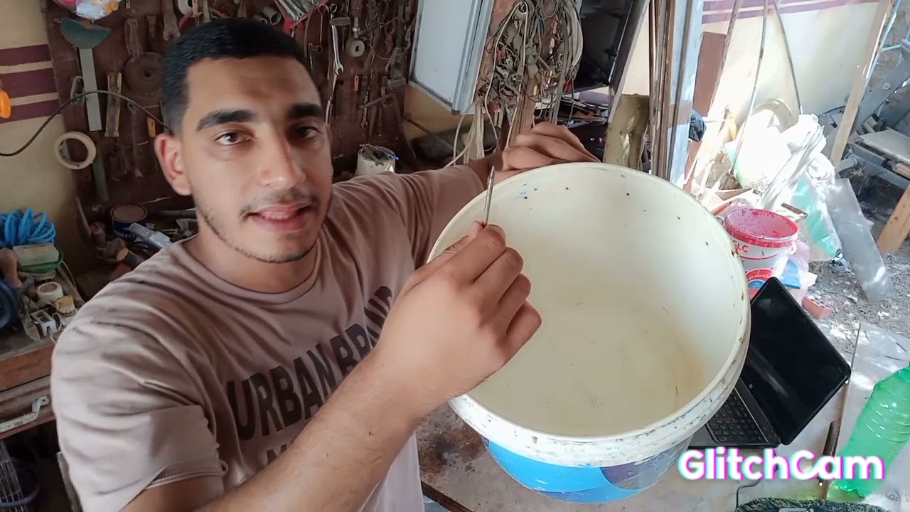 كيفيه صناعه السقايا للنحل  لشرب الماء و طريقه للتغذيه الخارجيه Inexpensively feed the bee