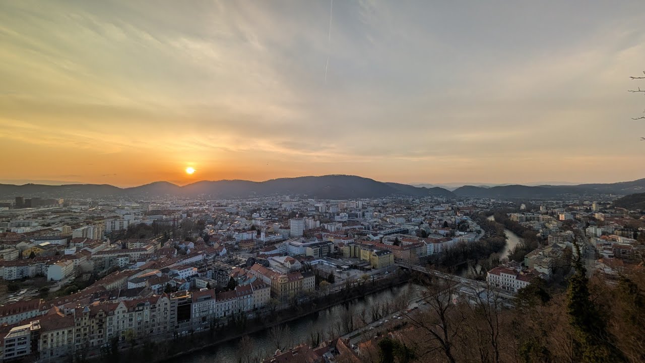 【4K 散歩】岩山の中を通り抜けて絶景へ！シュロスベルク山頂まで歩く | Graz Schlossberg & Dom im Berg