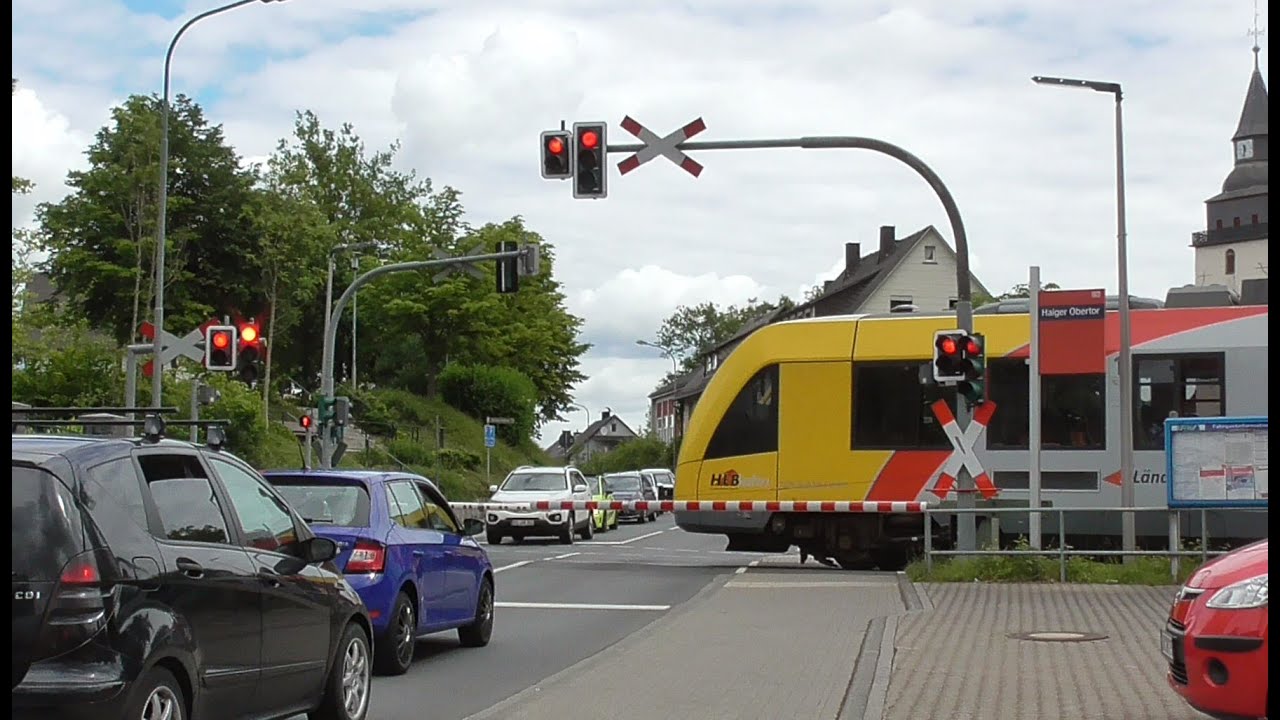 Bahn&uuml;bergang Westerwaldstrasse Haiger mit Doppelampel |Hellertalbahn Betzdorf Halbschranke crossing