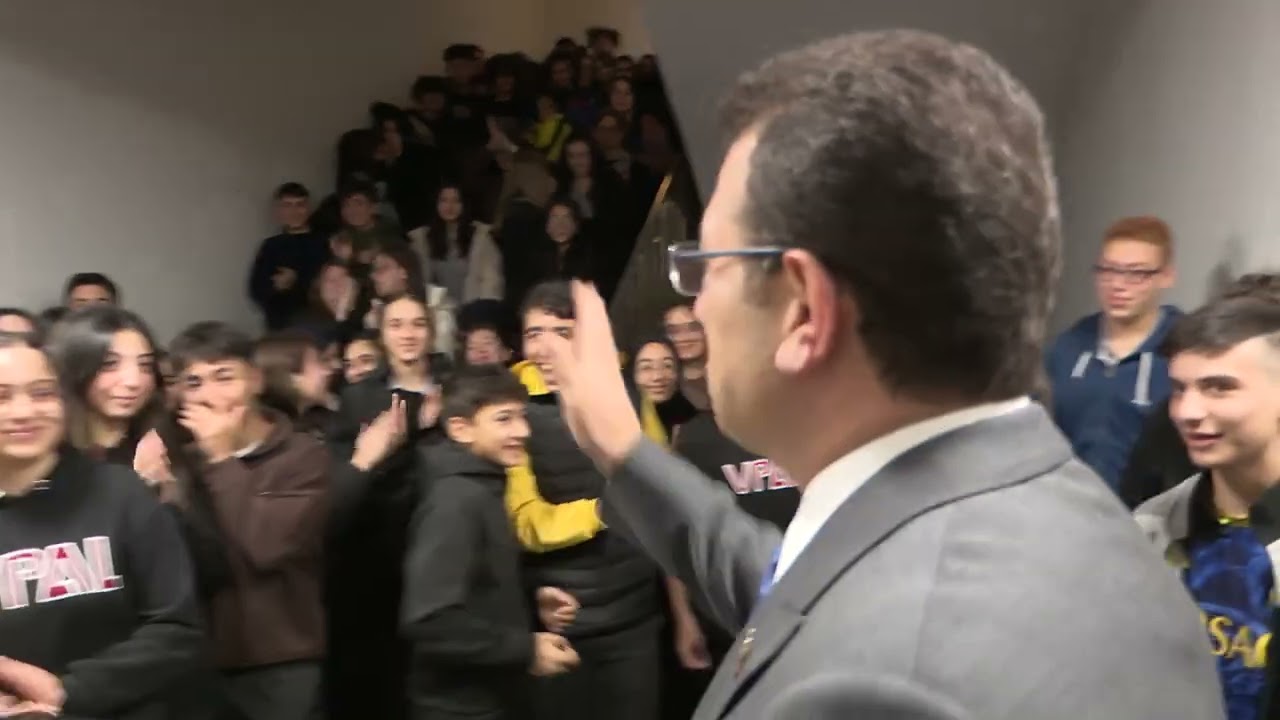 Ekrem İmamoğlu Gaziosmanpaşa Vefa Poyraz Anadolu Lisesini ziyaret etti öğrenciler coşkuyla karşıladı
