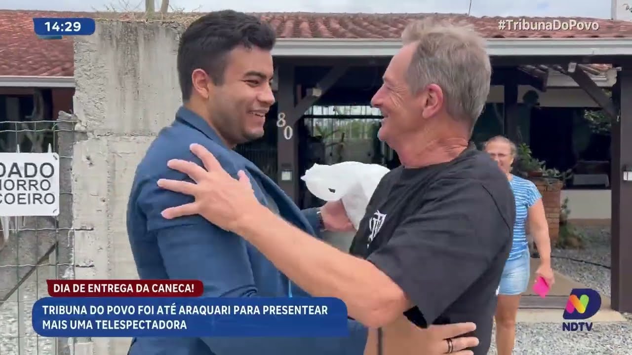 Tribuna do Povo entrega caneca especial para telespectadora