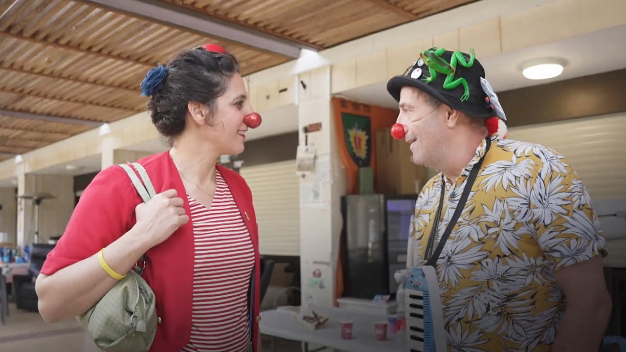כשבפנים הלב שבור: הליצנים הרפואיים שמשמחים ומבדחים חיילים פצועים
