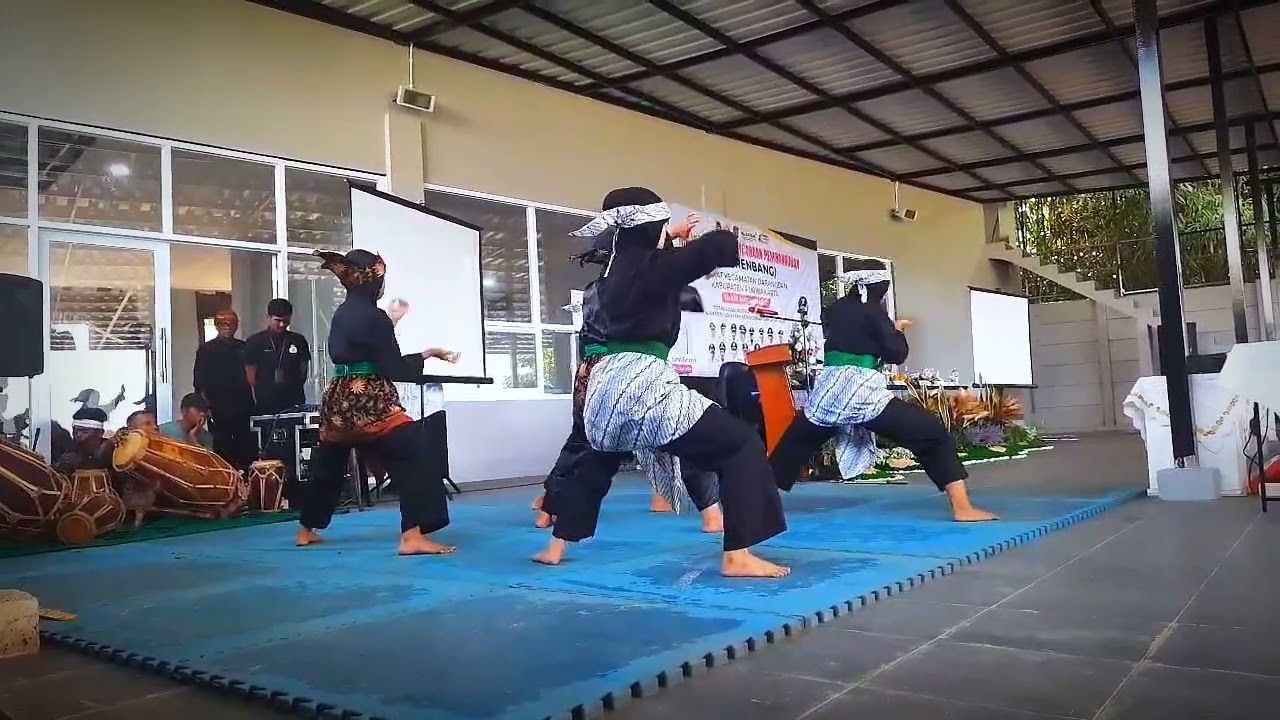 Pencak silat izen... Penyambutan tamu musrembang kab.Purwakarta kec.Darangdan