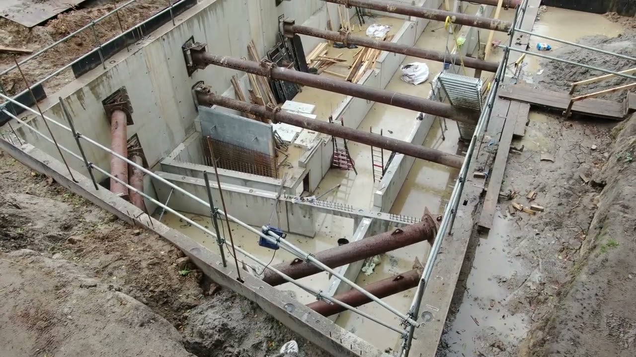 Haren (Groningen) een 6 meter diepe afzinkkelder naast een villa.