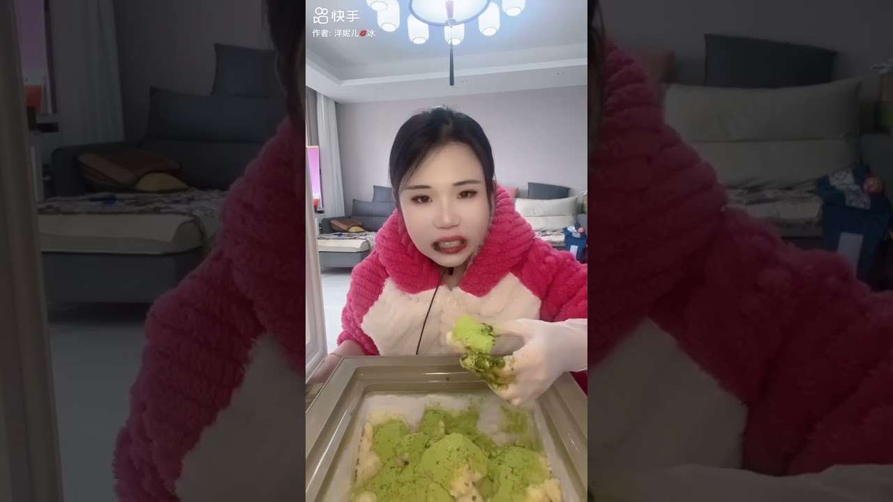 YY EATING FREEZER FROST WITH HEAVY MATCHA POWDER ICE EATING ASMR