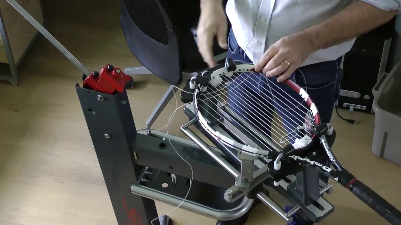 DEMO Bespannen tennis racket op een Stringway ML-120
