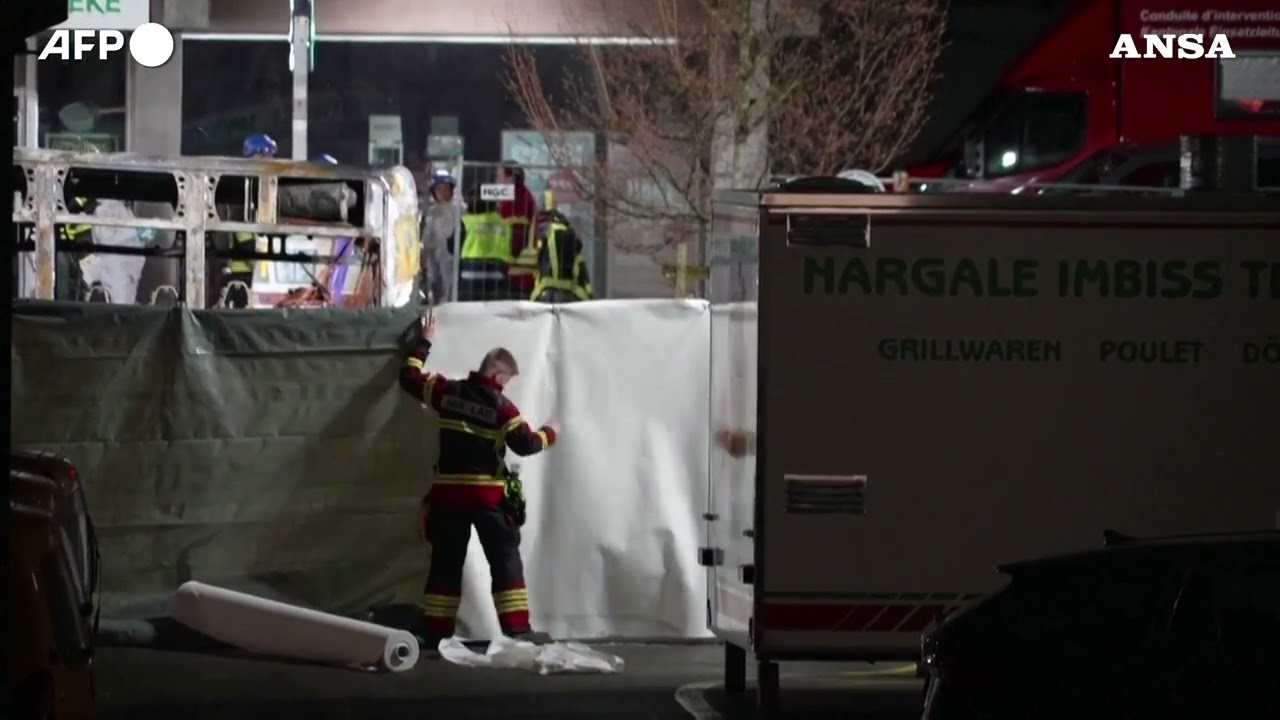 Svizzera, bus in fiamme: sei morti e cinque feriti Testimoni: «Un uomo si è dato fuoco»
