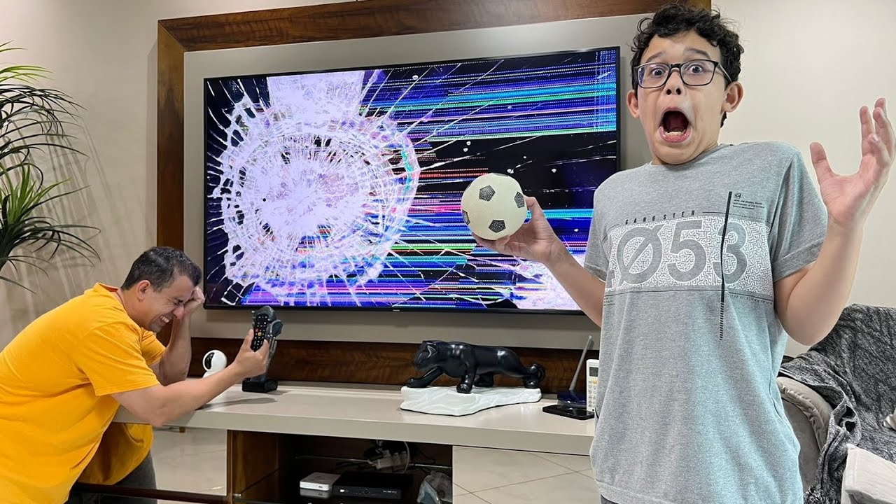 LUCAS E PAPAI BRINCAM DE BOLA DENTRO DE CASA