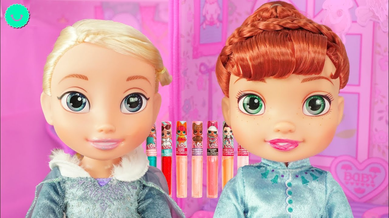 Bebés Elsa y Ana juegan con maquillaje L.O.L. Surprise de juguete
