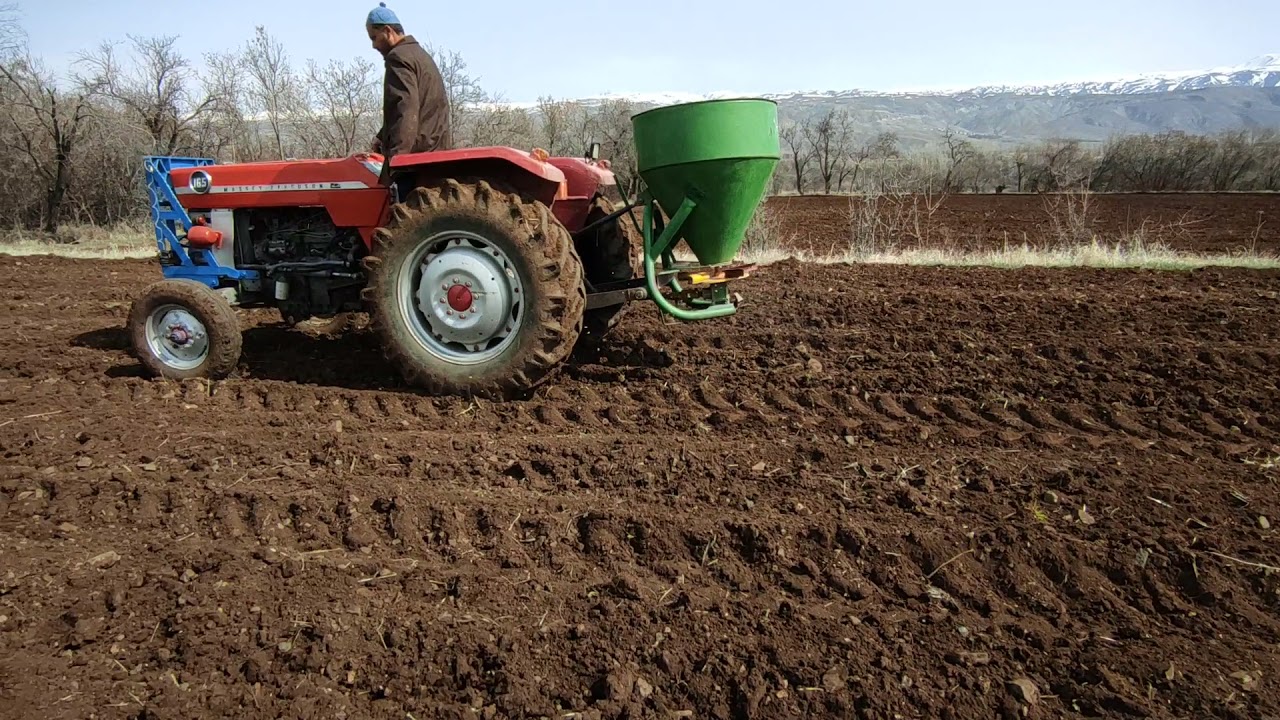 Gübre serpme makinası ile arpa serpme .