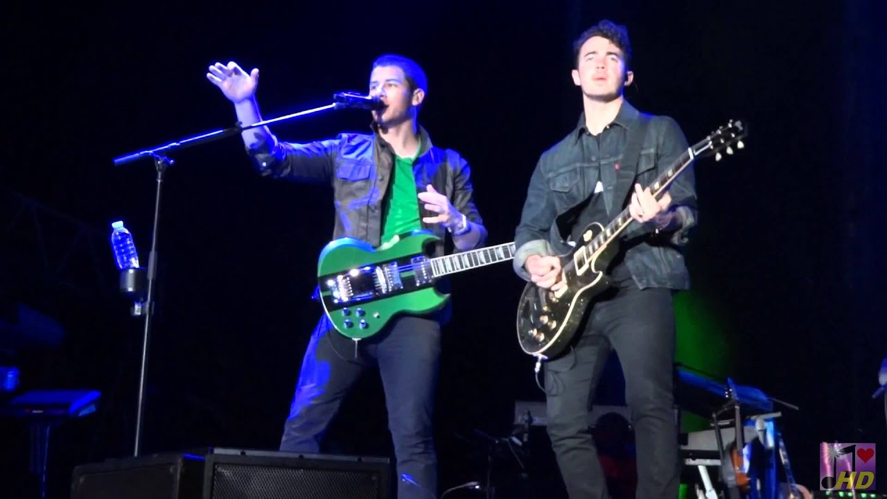 Jonas Brothers - Paranoid ( Ferro Stadium , Buenos Aires Argentina ) 3-3-13