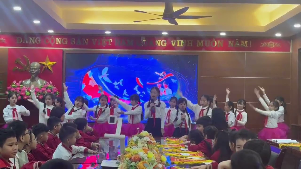 Tiết mục hát múa “Ca ngợi Tổ quốc - Em là mầm non của Đảng”