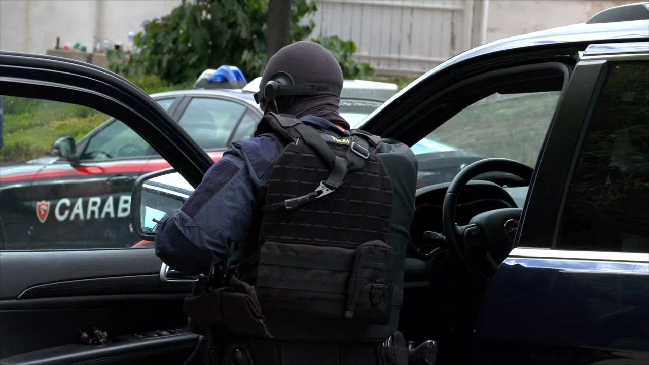 Bacoli (Napoli), GIS dei Carabinieri sul posto: uomo armato ancora barricato in casa