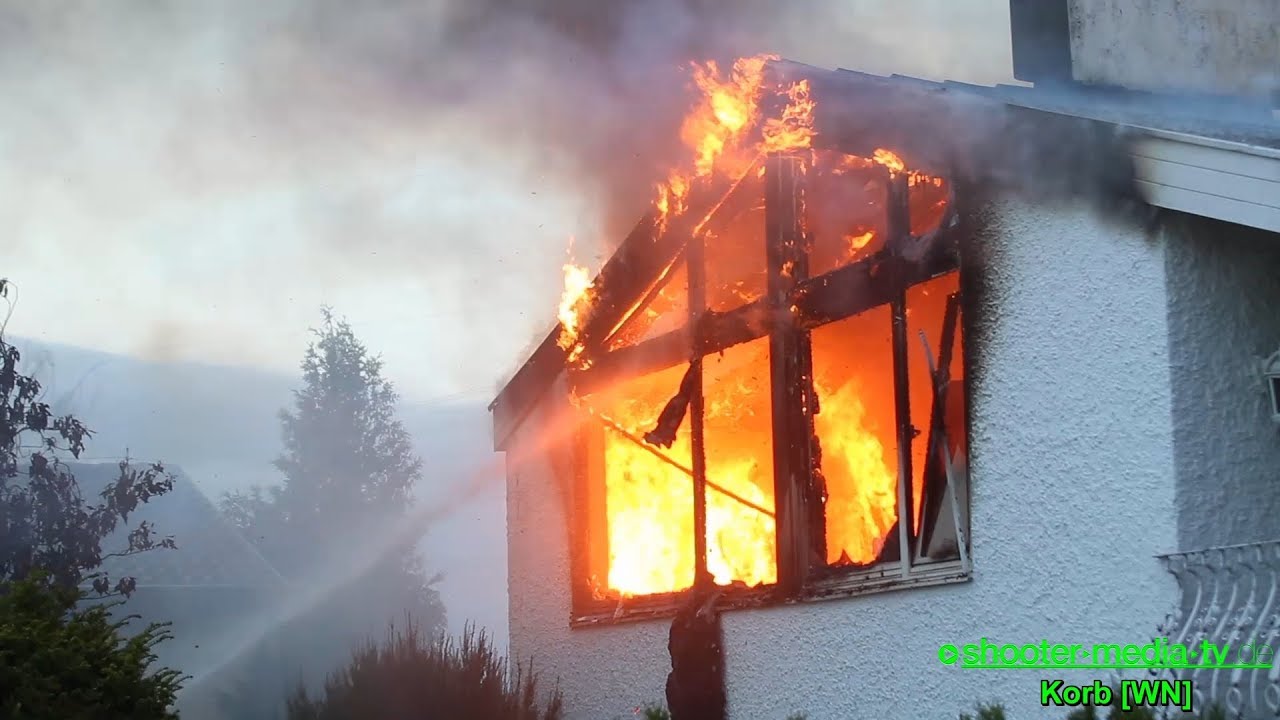 [FEUER in Korb] - WOHNHAUS in VOLLBRAND - FEUERWEHR im KAMPF gegen die FLAMMEN - [E]