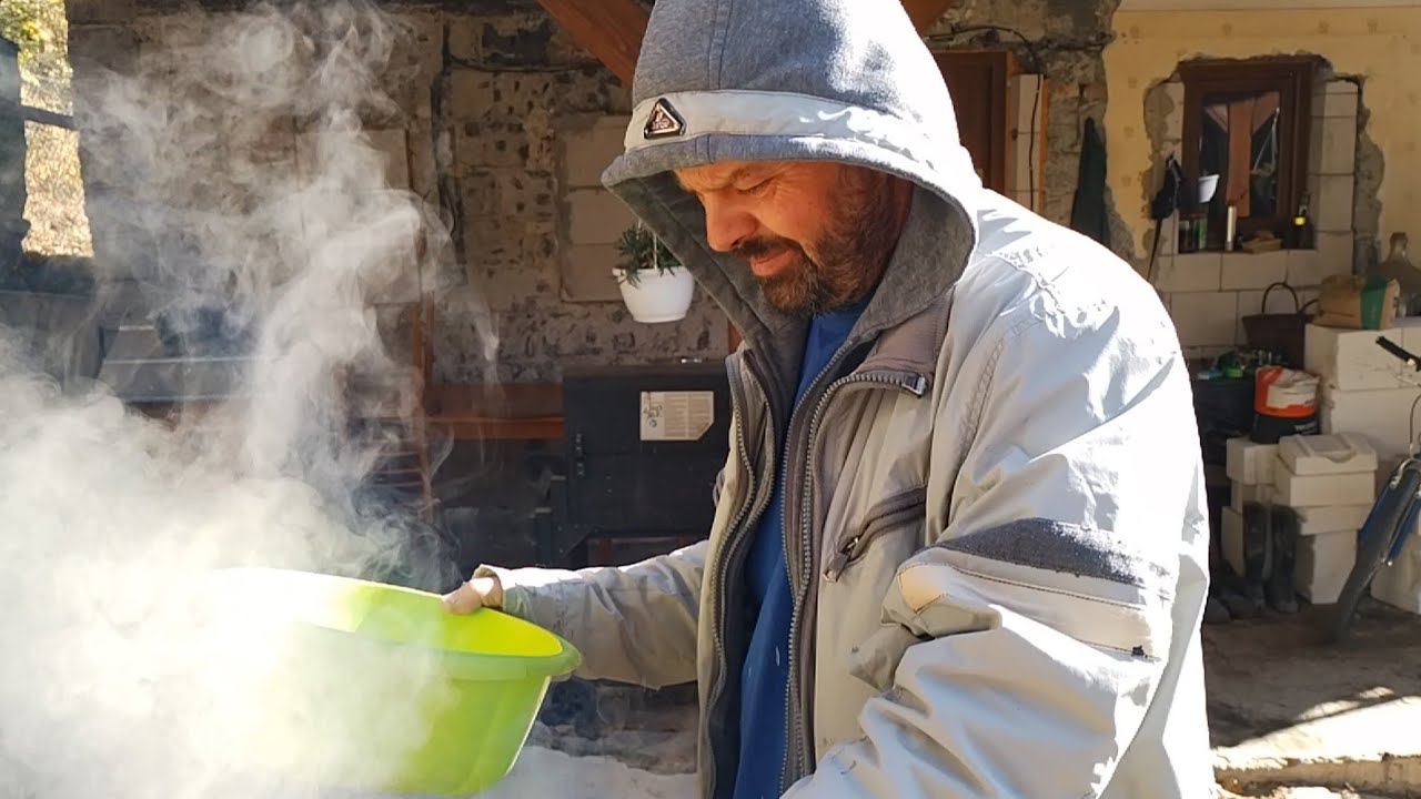 Nedeľná domáca kapustnica v kotlíku. Kozia ruja už konečne prišla. Ranné dojenie a kŕmenie zvierat.