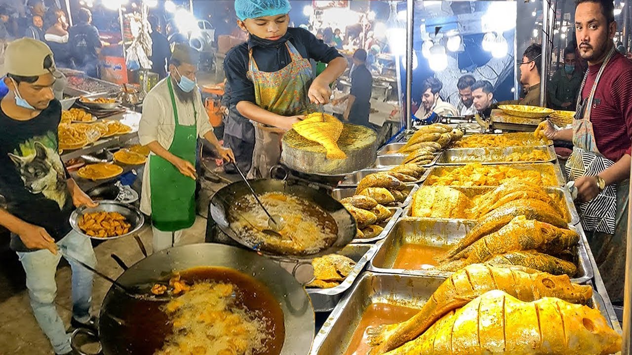 BALOCHI FRIED FISH & GRILLED FISH AT KHAN QUETTA FISH POINT | SPICY MASALA FISH  FOOD STREET KARACHI