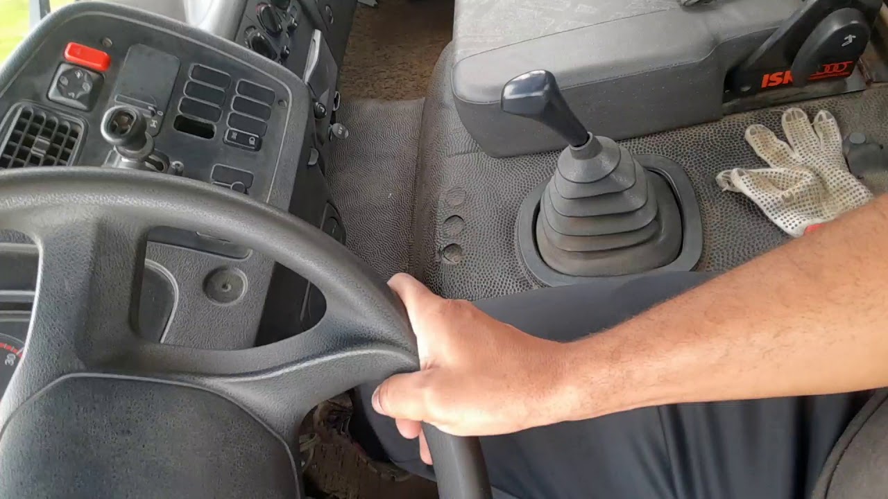 Atron 2729 Mercedes. Bate caixa, oito velocidades mais primeira trator