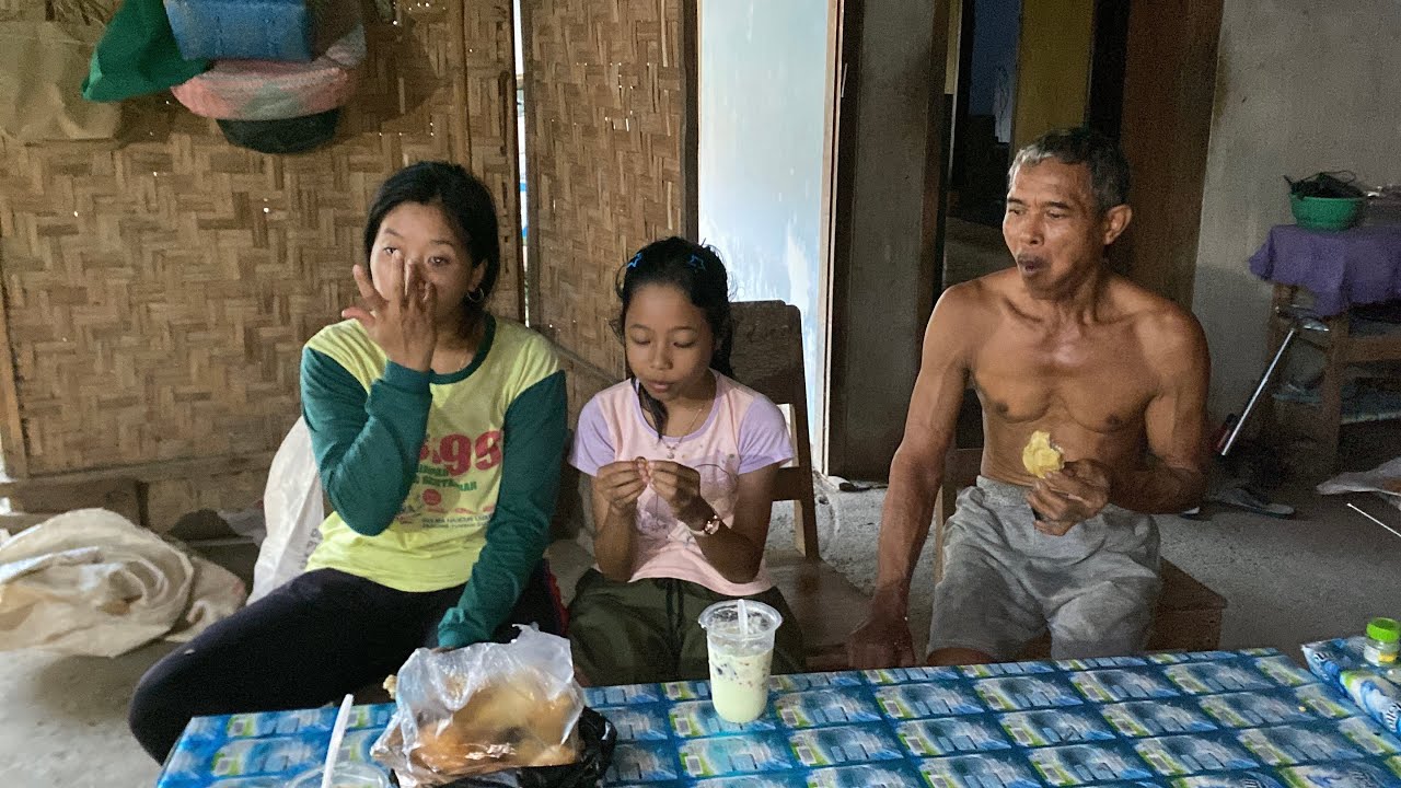 Emak Darti & Bapak makan gorengan bareng Mbak Ana sambil guyonan