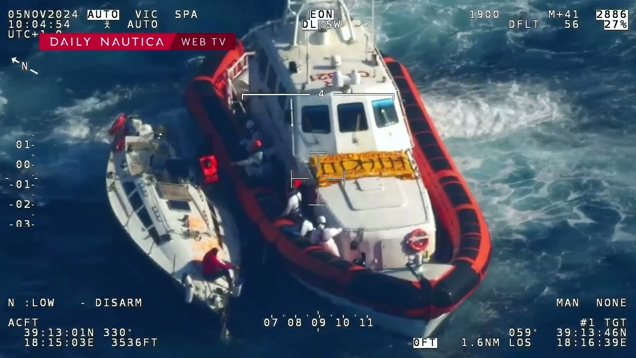La Guardia Costiera soccorre tre velisti al largo di Crotone