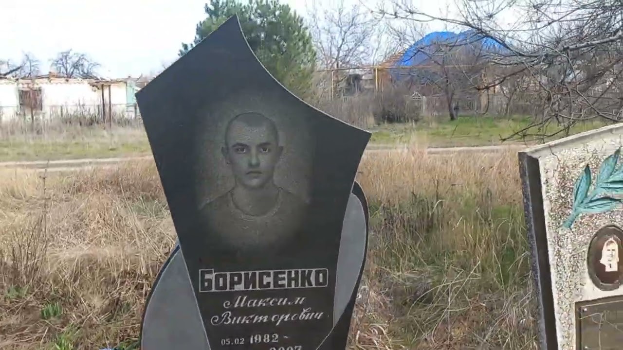Таємничий Цвинтар Міста Оріхів - Що Приховують Старі Надгробки?