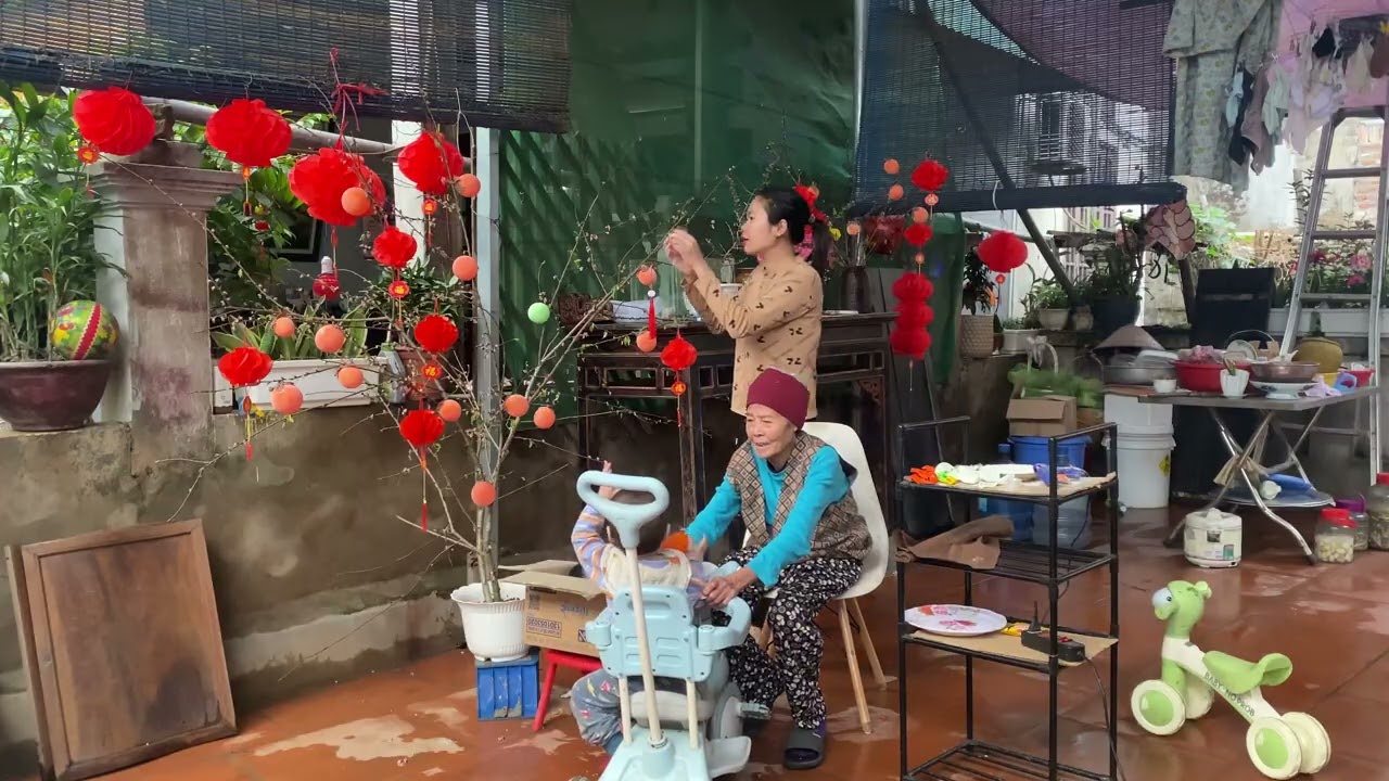 Làm quả hồng siêu dễ từ bóng bay cam cùng bà yêu để trang trí Tết