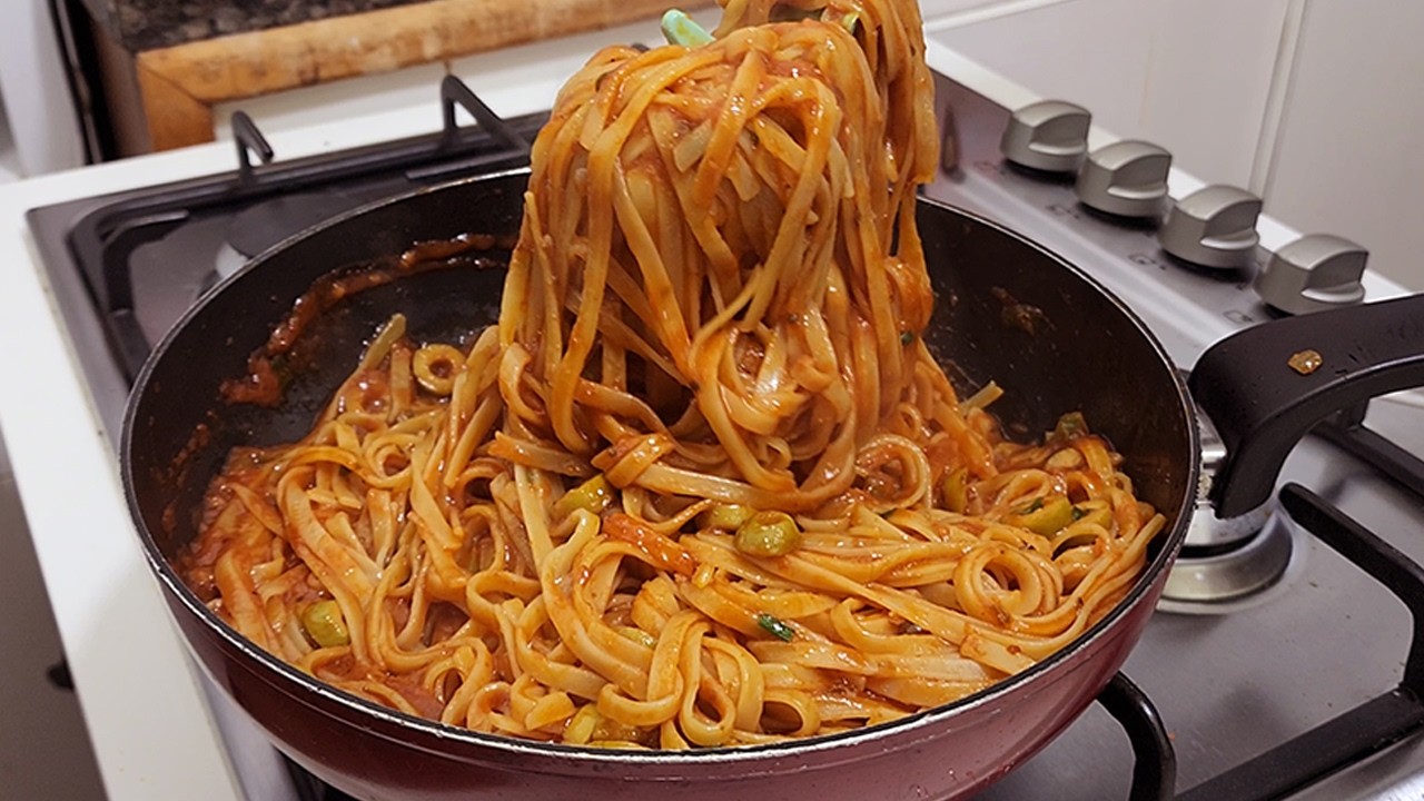 Macarr&atilde;o na manteiga com molho cremoso