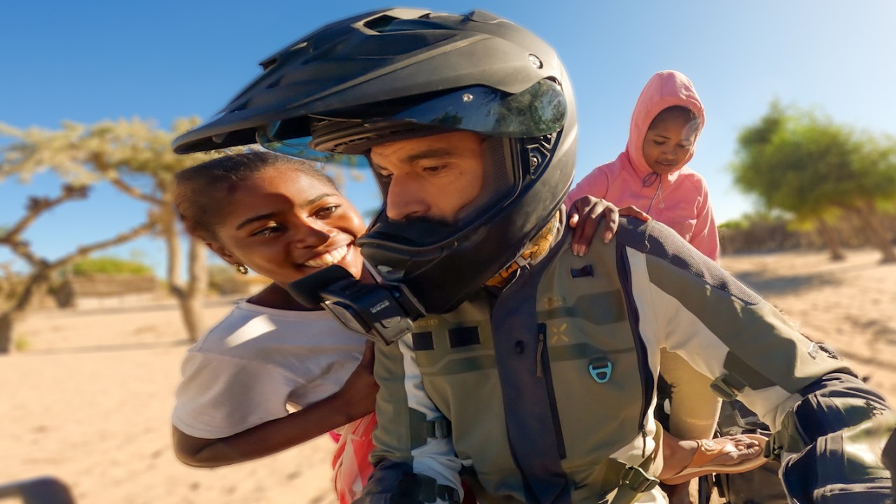 Dos CHICAS suben a mi MOTO y terminamos as&iacute;... | Madagascar | (S4/E12)