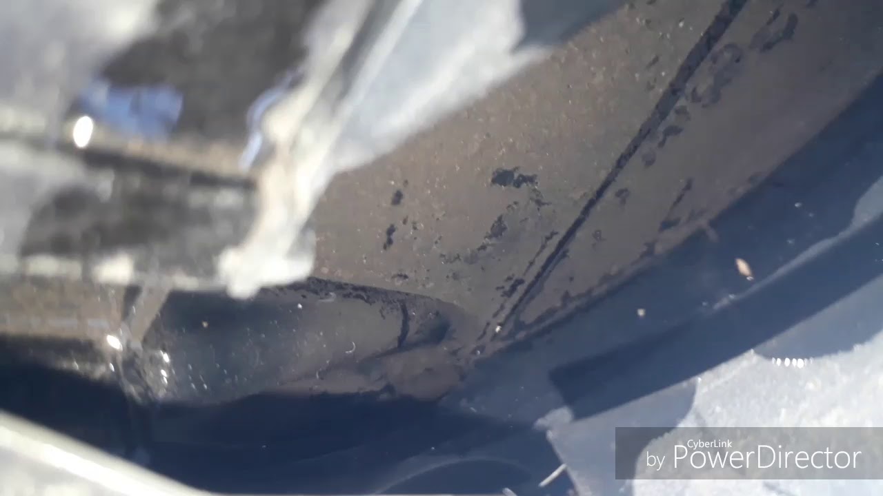 LIMPIANDO DESAGOTES DEL TECHO - FORD FIESTA KD  (LIMPIEZA QUEMA COCOS)