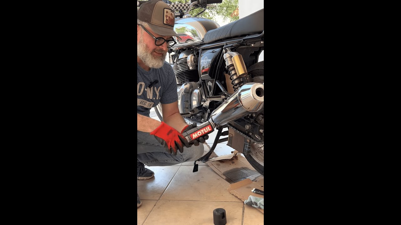 Como limpiar y lubricar la cadena de tu Royal Enfield Interceptor 650 o cualquier otra motocicleta