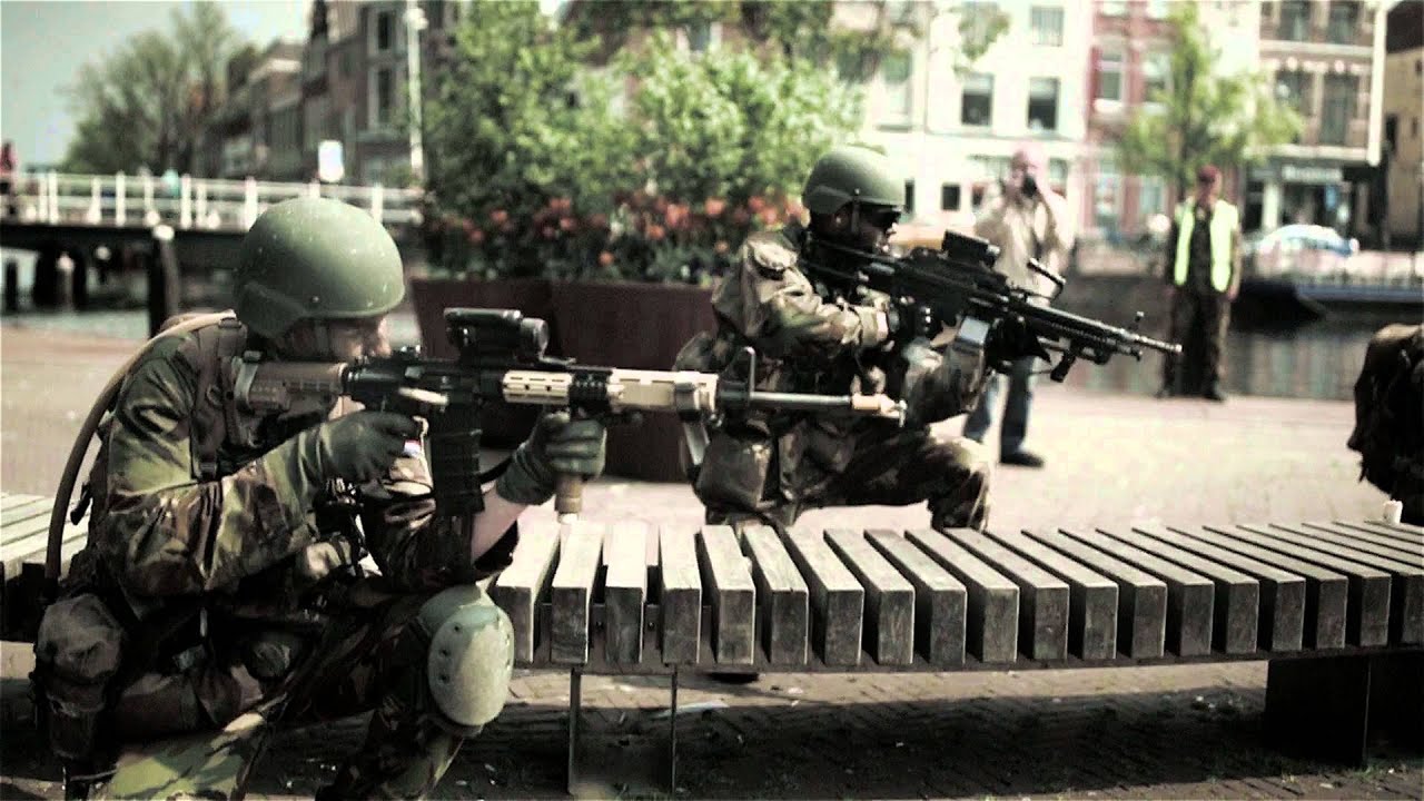 Leger bevrijd Leidse Beestenmarkt van terroristen.