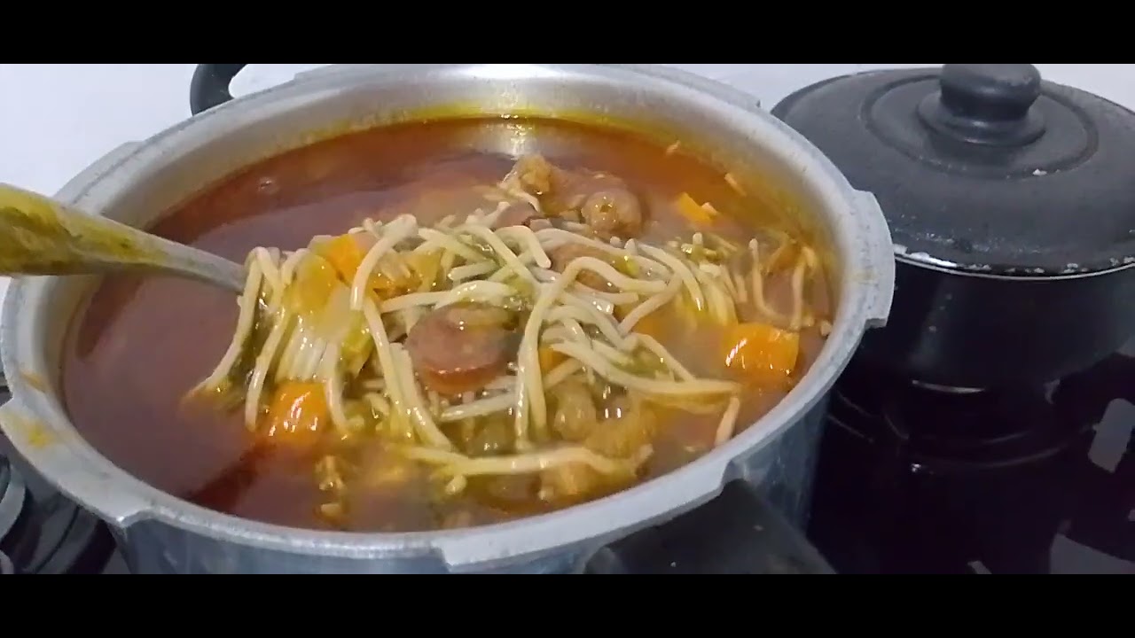 Fiz ontem uma sopa costelinha com linguiça 😋 comer com torradas uma delícia 🍞🍜🙏😋😀🙏♥️🍞🍜🥗🍲❤️😋🍞