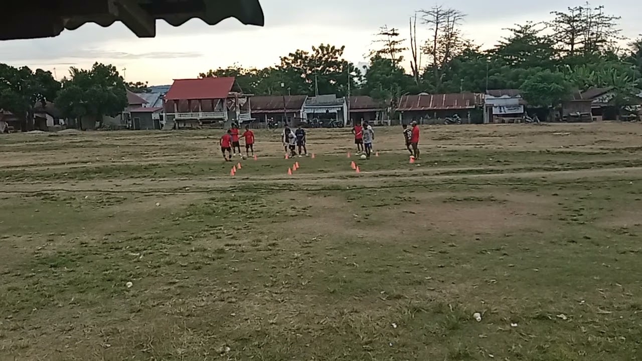 Keseruan Anak Anak Dalaka Latihan Menggiring Bola
