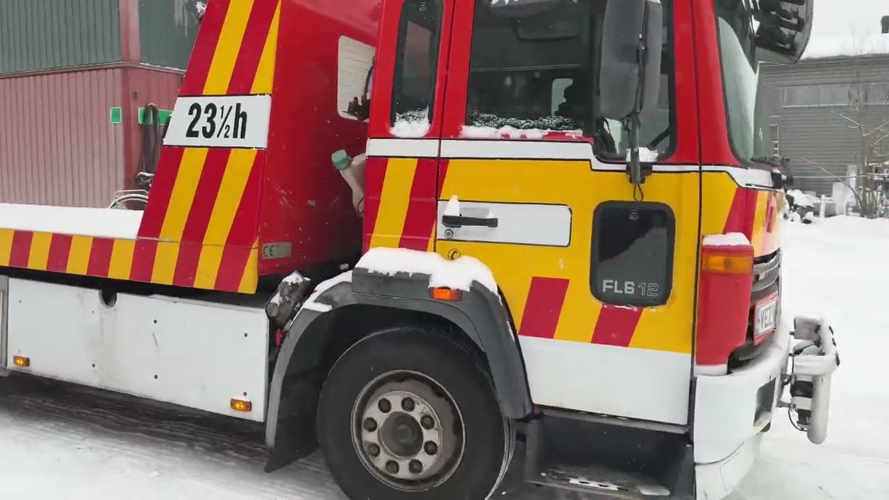 Huutokaupataan Volvo FL6 hinausauto