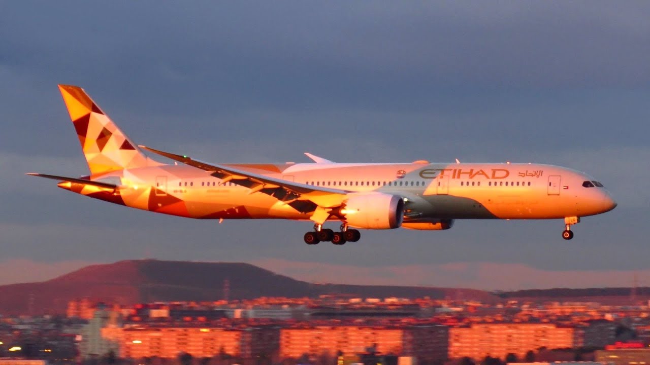 INCREDIBLE LIGHT! Etihad Airways Boeing 787-9 Dreamliner Sunrise Landing at Madrid Airport | A6-BLG