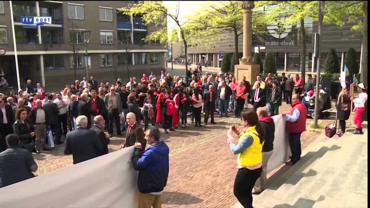 Demonstratie van Turken in Almelo vanwege onthulling monument